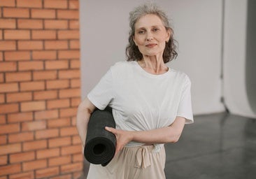 Mujer haciendo ejercicio con esterilla.