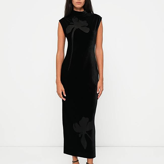 Vestido negro de terciopelo de Samsøe Samsøe, 168,95 euros.