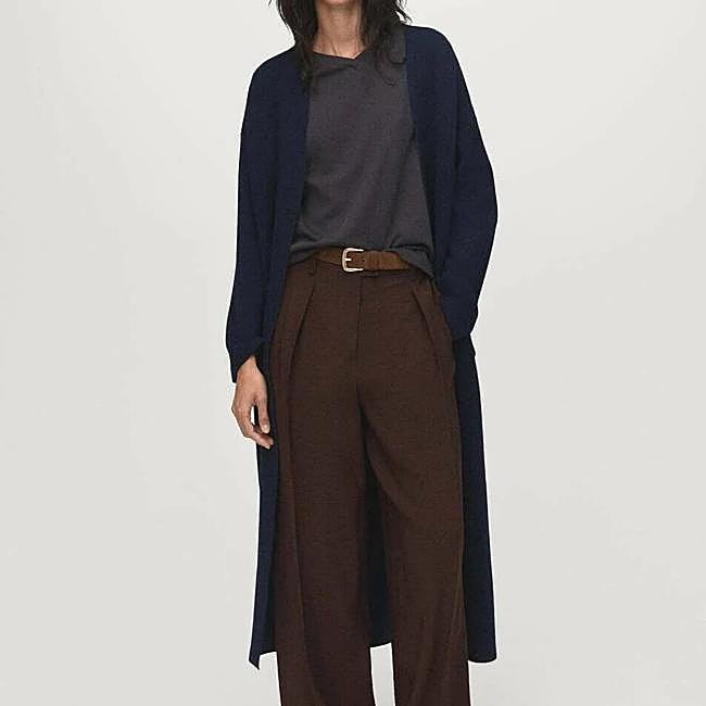 Abrigo azul marino de terciopelo de Mango, 69,99 euros.