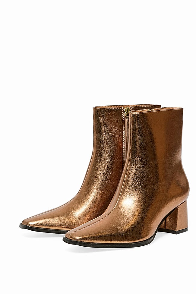 Botines metalizados de Sfera (29,99 euros)