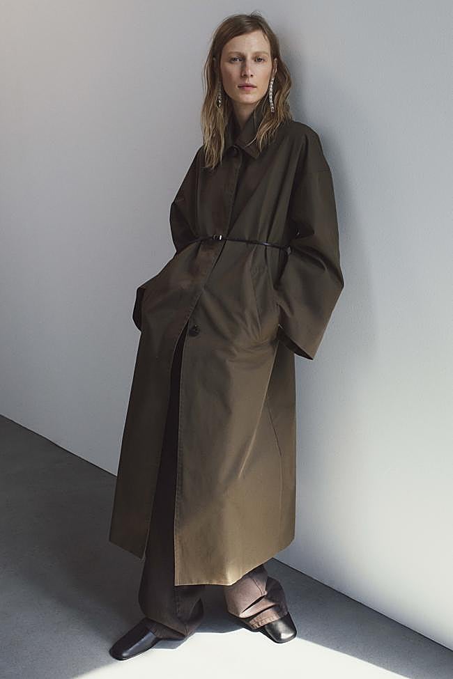 Trench largo con botones ocultos de Mango.