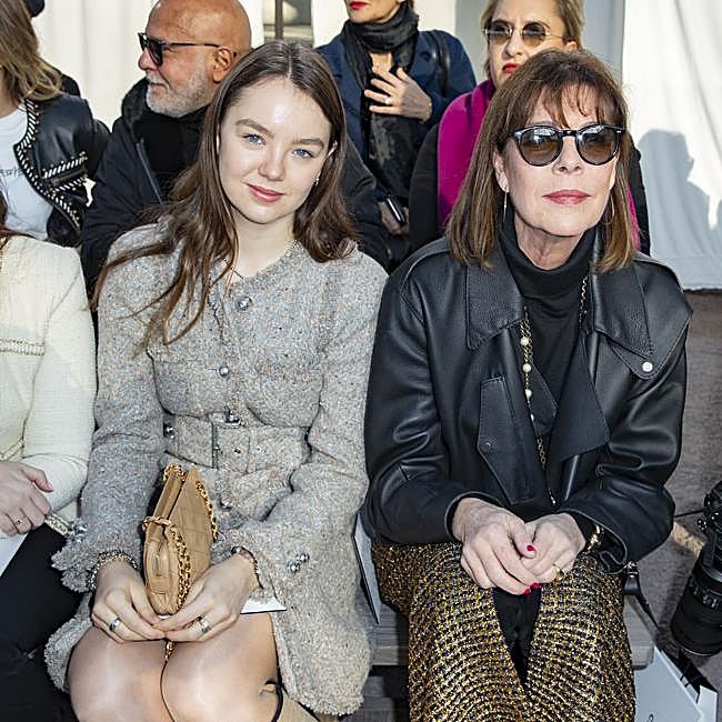 La princesa Alexandra de Hannover junto a su madre Carolina de Mónaco en el desfile de Alta Costura de Chanel en 2020.