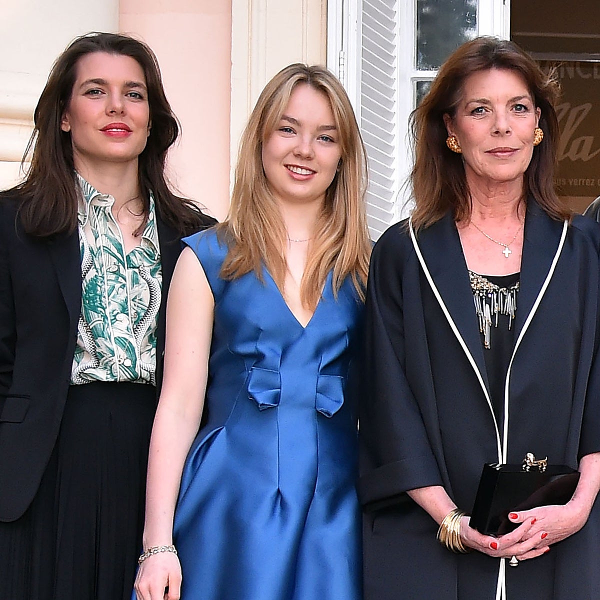 Carolina de Mónaco junto a sus hijas Carlota Casiraghi y Alexandra de Hannover.