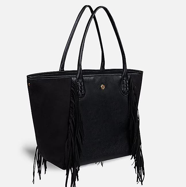 Bolso negro con flecos de Lonbali, 165 euros.