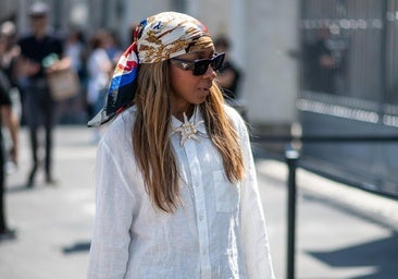 Un look con broche en el cuello.