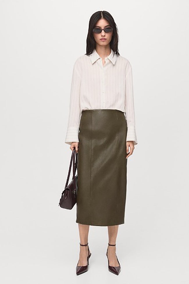 Falda efecto cuero de Mango (39,99 euros)