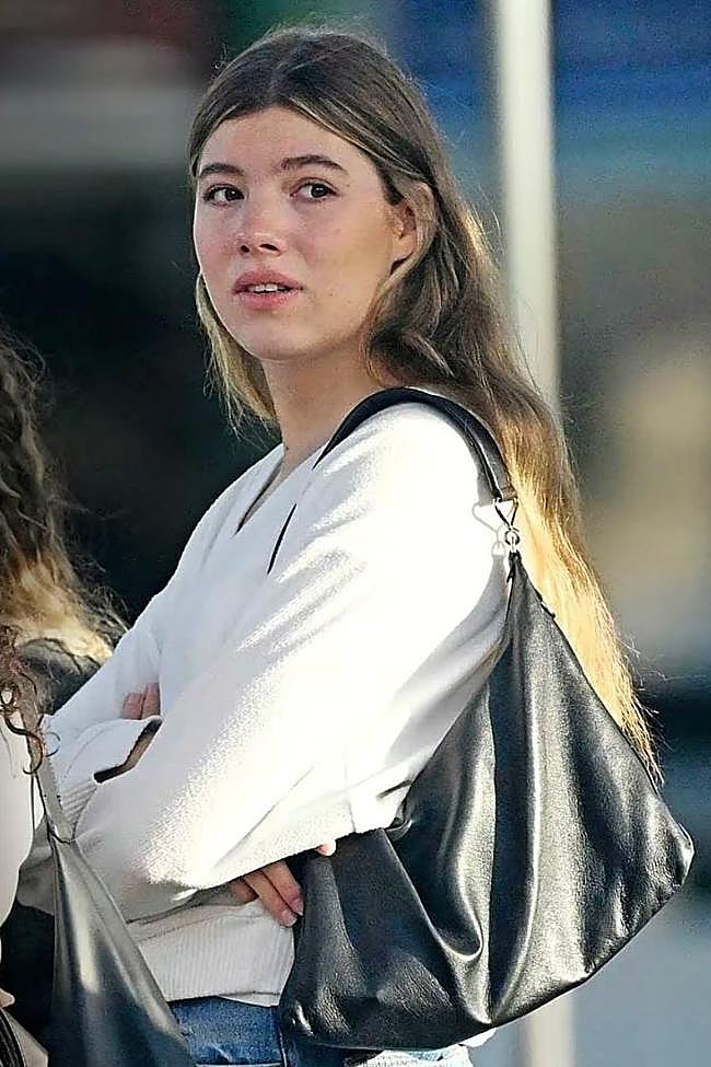 La infanta Sofía con un bolso negro.