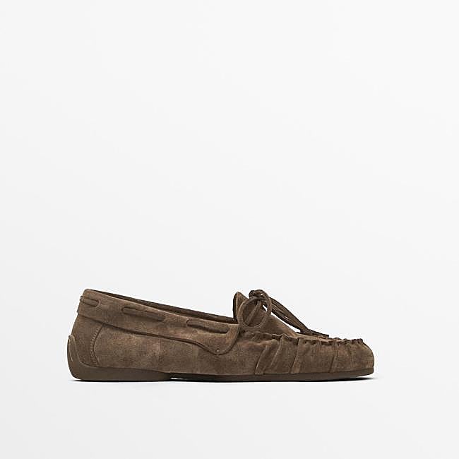 Mocasín de gamuza marrón de Massimo Dutti, 89,95 euros.