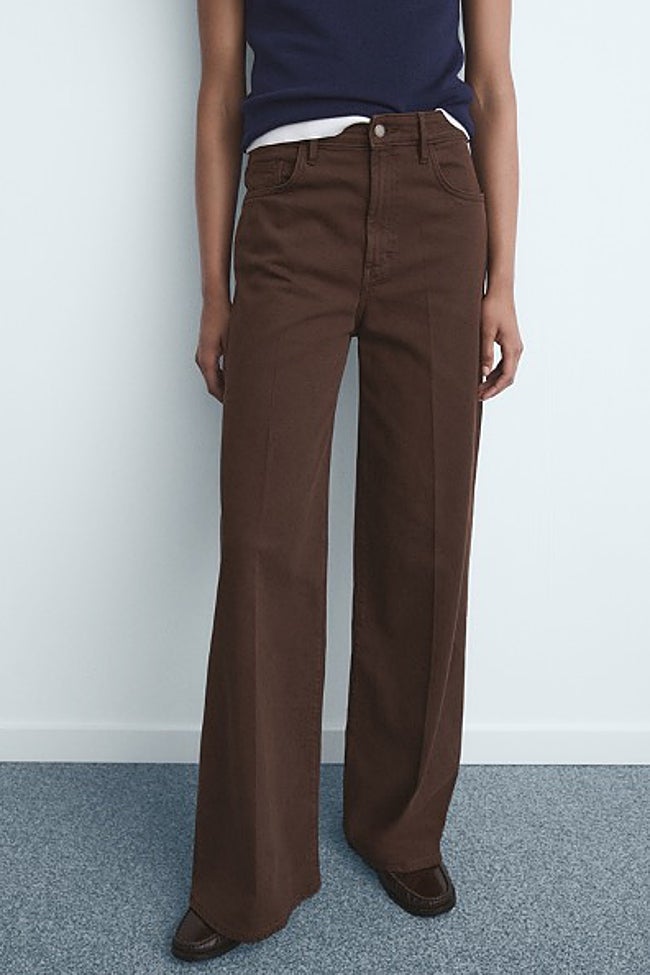 Vaqueros marrones de Mango (29,99 euros)