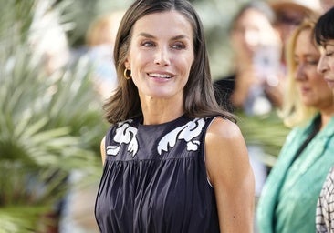 La reina Letizia retoma su agenda con un espectacular vestido de Antik Batik