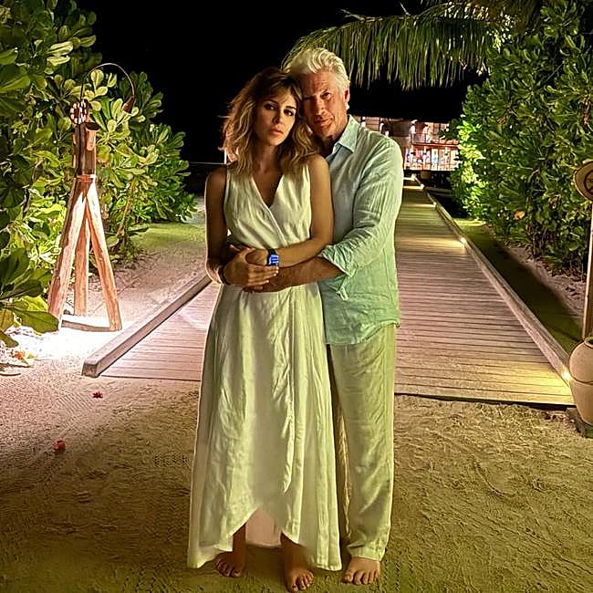 Alejandra y Richard, en el jardín de su casa madrileña.