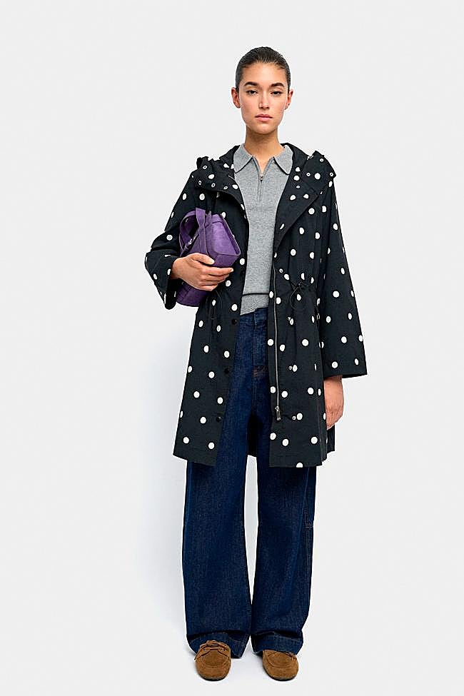 Chubasquero de lunaresen blanco y negro de Parfois.