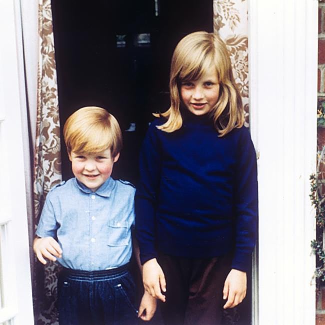 Diana de Gales junto a su hermano Charles, actual conde de Spencer, en una imagen de su infancia.