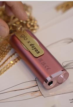 Imagen secundaria 2 - Juan Duyos nos muestra en su taller cómo ha elevado a categoría de joya los dispositivos de glo™* (+18. Producto no exento de riesgos y al usarse con sticks proporciona nicotina, una sustancia adictiva).