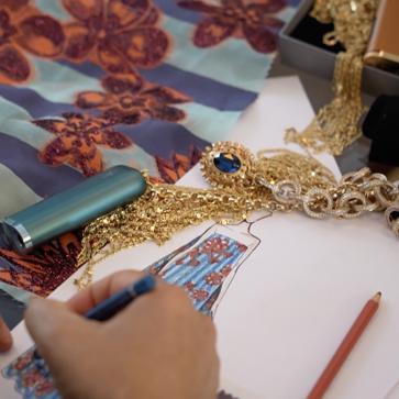 Imagen secundaria 1 - Juan Duyos nos muestra en su taller cómo ha elevado a categoría de joya los dispositivos de glo™* (+18. Producto no exento de riesgos y al usarse con sticks proporciona nicotina, una sustancia adictiva).