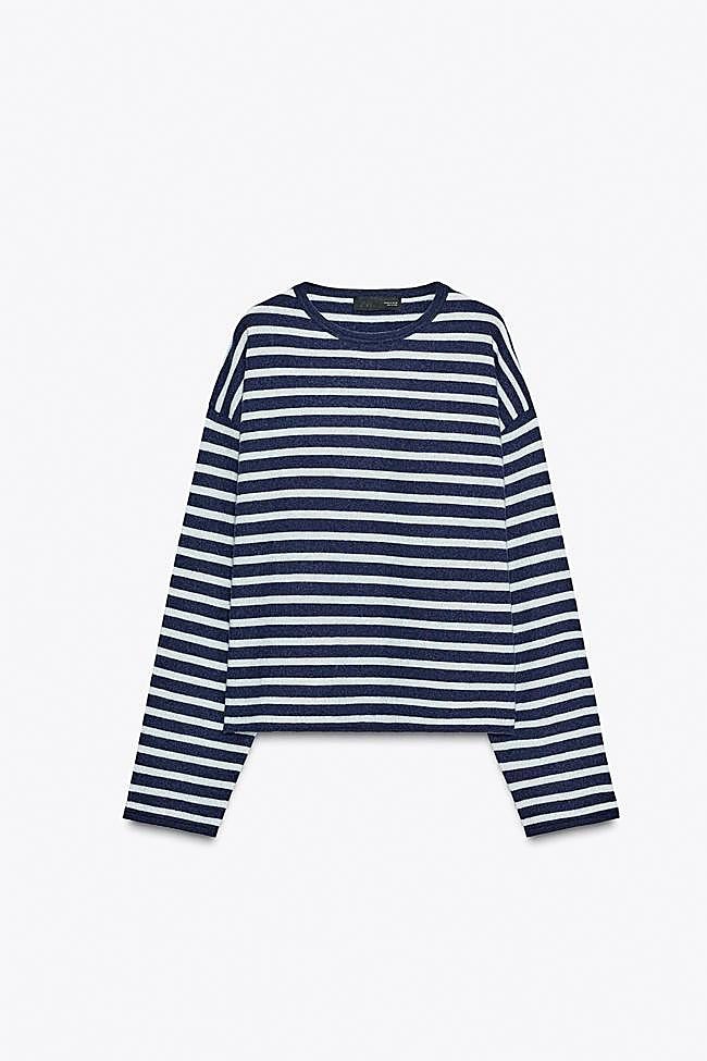 Jersey con estampado de rayas en azul de Zara.