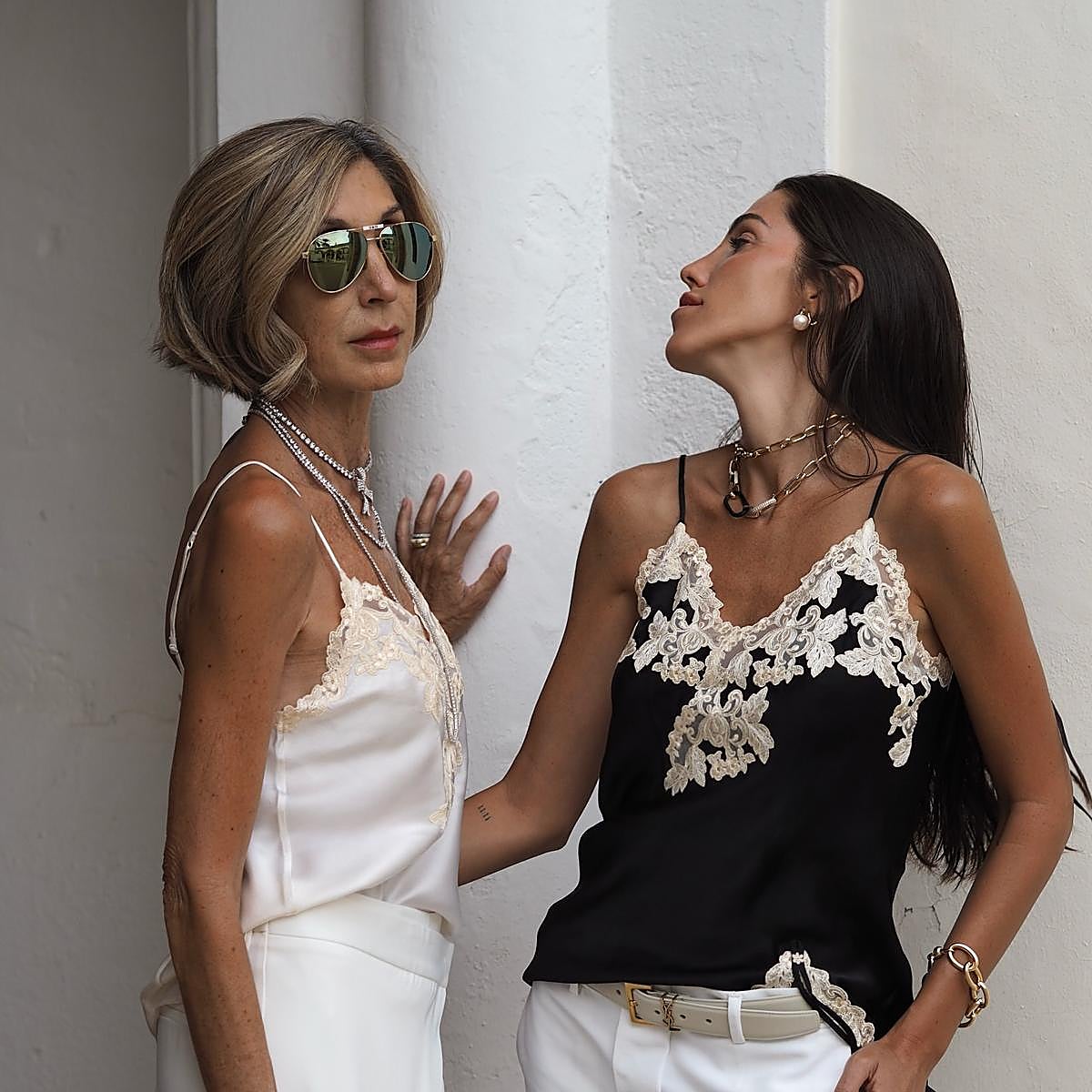 Cómo llevar el top lencero tendencia en un look de diario: solo necesitas una camiseta blanca