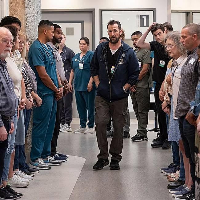 Noah Wyle, en el centro de la imagen, en uno de los momentos más emotivos d ela primera temporada de The Pitt.