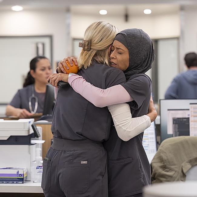 Katherine LaNasa y Amielynn Abellera como Dana Evans y Perlah Alawi en un fotograma de la serie médica The Pitt.