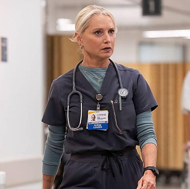 Katherine LaNasa como la jefa de enfermeras Dana Evans en una imagen de la serie médica The Pitt.