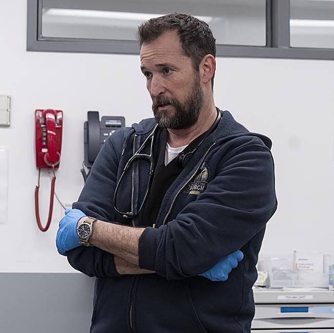 Noah Wyle como el doctor Michael «Robby» Robinavitch, en una imagen de The Pitt.