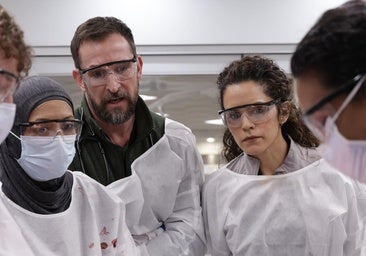 En el centro, Noah Wyle, protagonista de The Pitt, el drama médico que aspira a lograr 7 Emmys en la ceremonia que se celebrará mañana domingo.