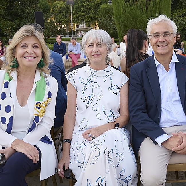Engracia Hidalgo, delegada del Área de Gobierno de Economía, Innovación y Hacienda; Pepa Bueno, directora ejecutiva de la Asociación de Creadores de Moda de España; e Ignacio García-Belenguer, director general del Teatro Real.