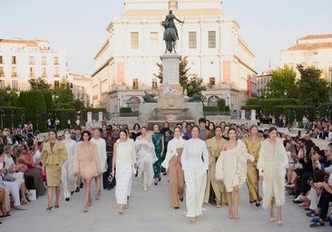 El carrusel final del desfile inaugural de Madrid es Moda en los jardines de la Plaza de Oriente.