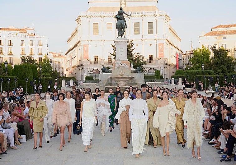 El carrusel final del desfile inaugural de Madrid es Moda en los jardines de la Plaza de Oriente.
