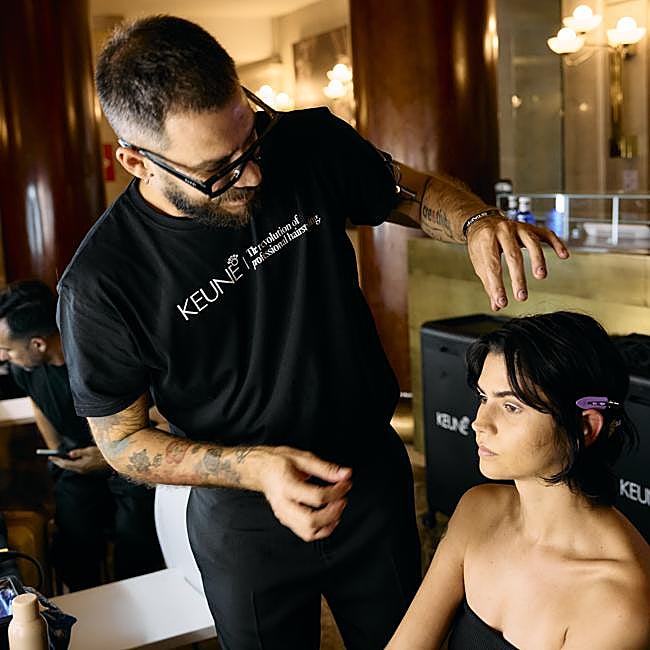 Modelo preparandose para ser peinada por los especialistas de Keune Haircosmetics.