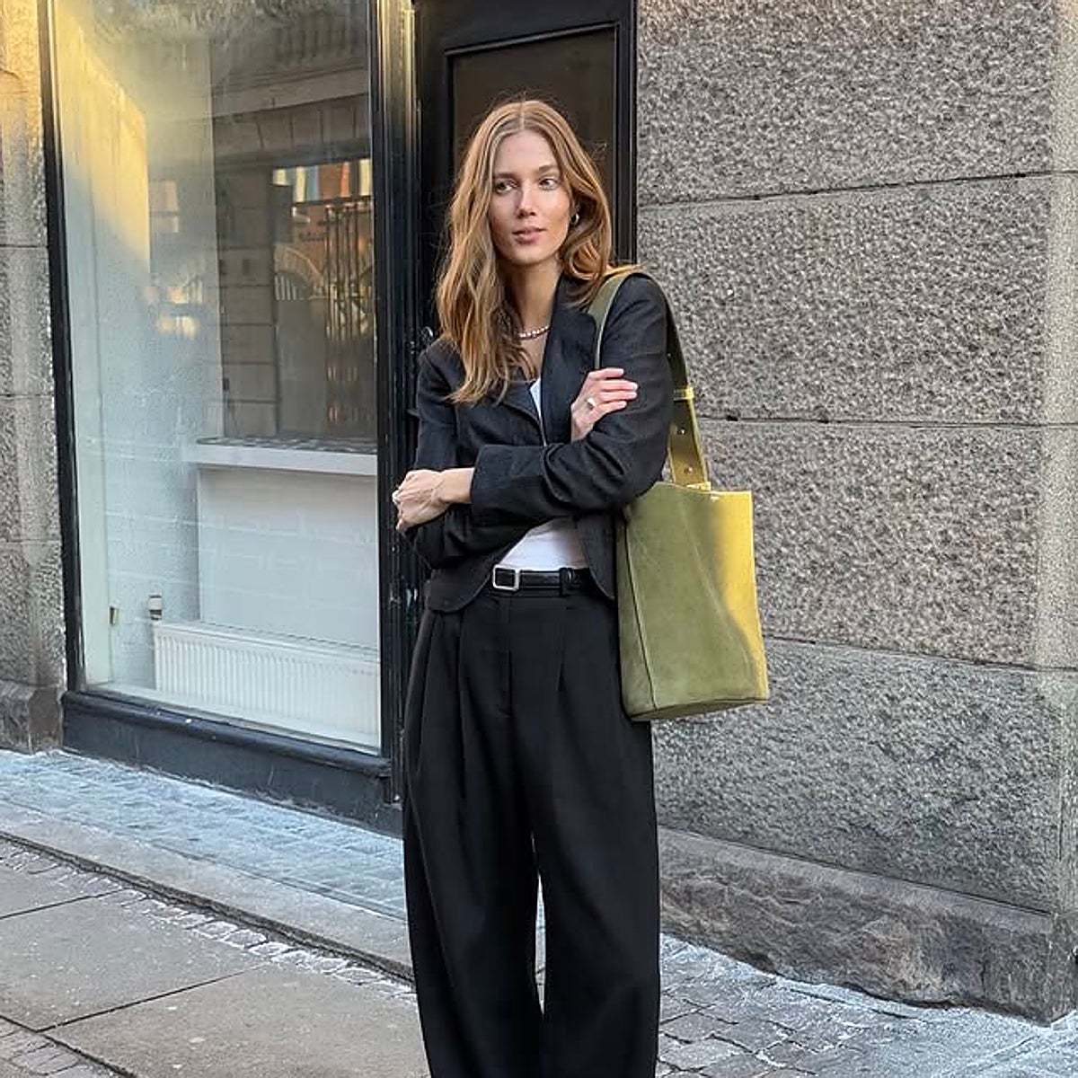 Faldas con botones dorados, chaquetas de punto con rayas, vaqueros que hacen tipazo, americanas oversize y muchas otras compras que acaban de aterrizar en las tiendas.