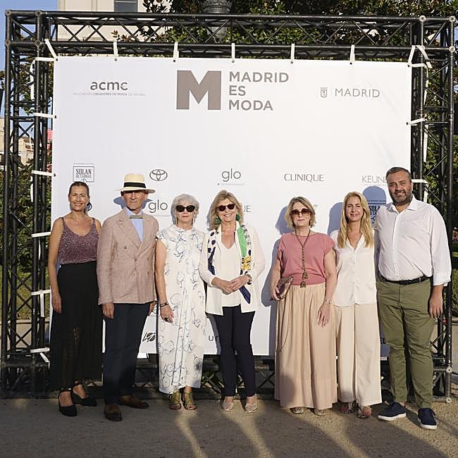 Yolanda Estrada Marín, concejala presidenta del distrito de Chamartín; Modesto Lomba, presidente de ACME (Asociación de Creadores de Moda de España); Pepa Bueno, directora ejecutiva de la Asociación de Creadores de Moda de España; Engracia Hidalgo, delegada del Área de Gobierno de Economía, Innovación y Hacienda; Marta Rivera de la Cruz, tercera teniente de alcalde y delegada del Área de Gobierno de Cultura, Turismo y Deporte; Nadia Álvarez Padilla, concejala presidenta del distrito de Ciudad Lineal; y Carlos Segura Gutiérrez, concejal presidente del distrito Centro.