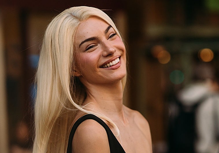 Mujer con el cabello teñido.