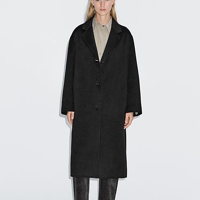 Abrigo largo negro, 249 euros.