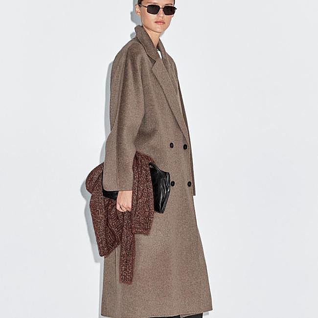 Abrigo de paño marrón, 259 euros.