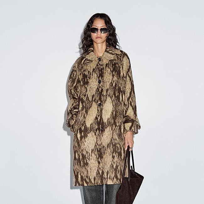 Abrigo estampado piel de serpiente, 299 euros.