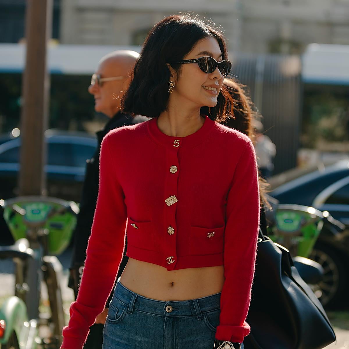 Una influencer con cárdigan de color rojo.