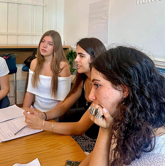 La hija pequeña de los reyes, junto a sus compañeras.