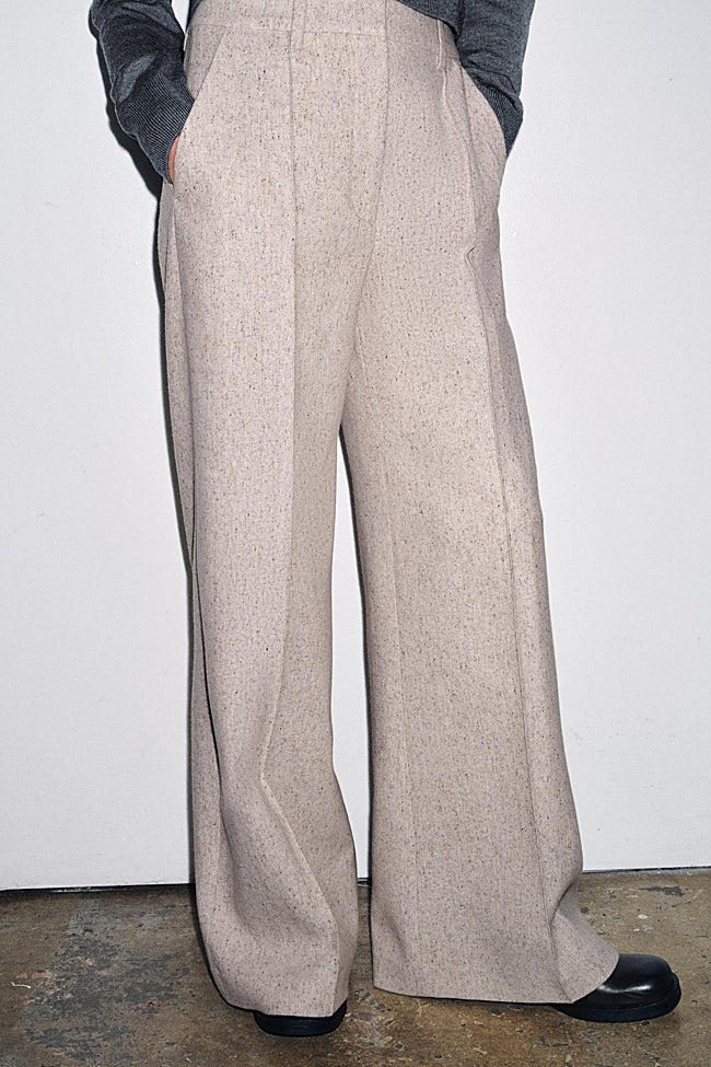 Pantalón con pinzas de Zara (59,95 euros)