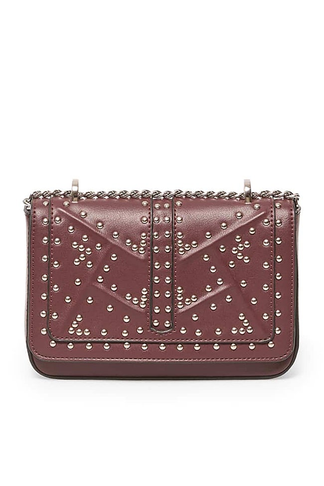 Bolso con tachuelas de Sfera (19,99 euros)