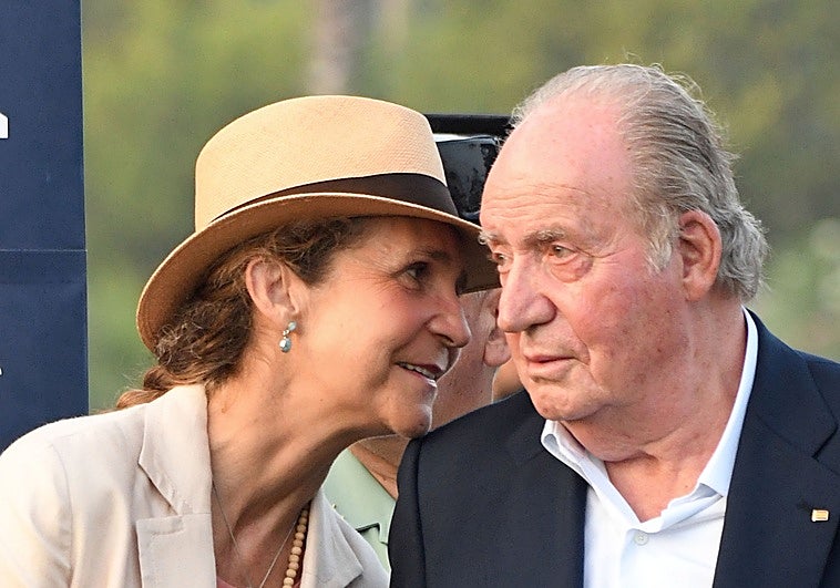 La infanta Elena y el rey Juan Carlos compartiendo confidencias.