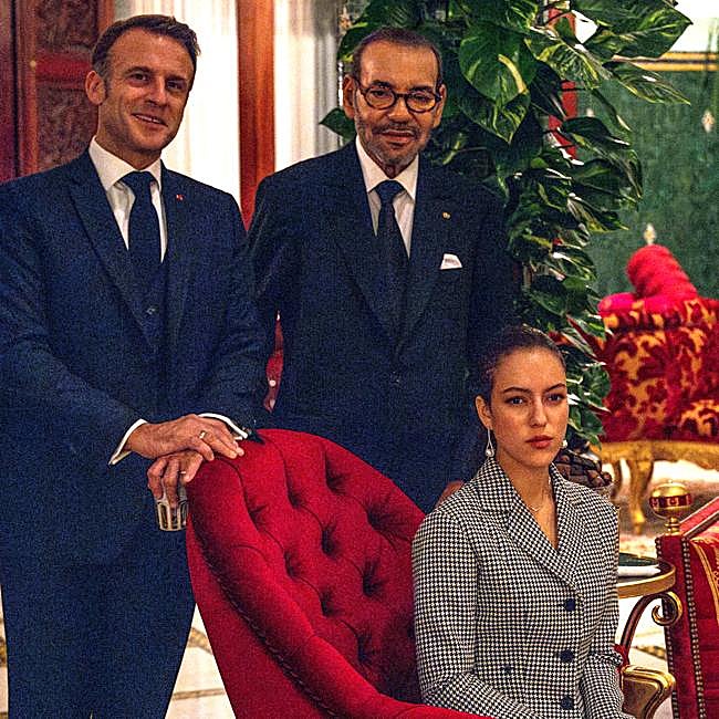 Lalla Khadija junto a su padre el rey de Marruecos y Manuel Macron.