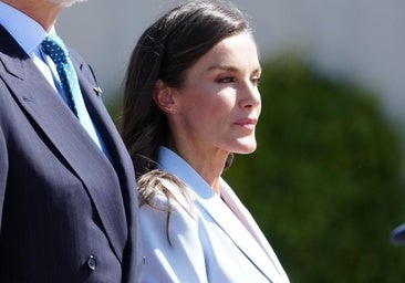 La reina Letizia pone rumbo a Egipto con el traje de la temporada: muy elegante y en un tono muy favorecedor
