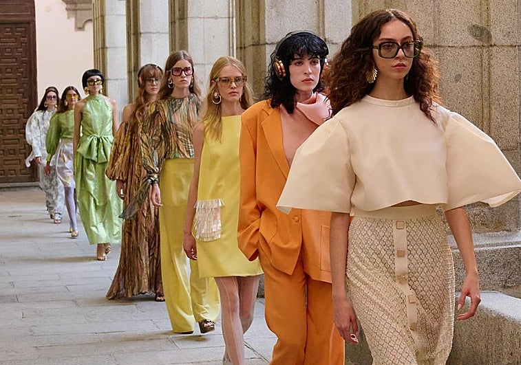 Juan Duyos presentó su colección «Wonderland-Islas Canarias» en la tercera jornada de Madrid es Moda.