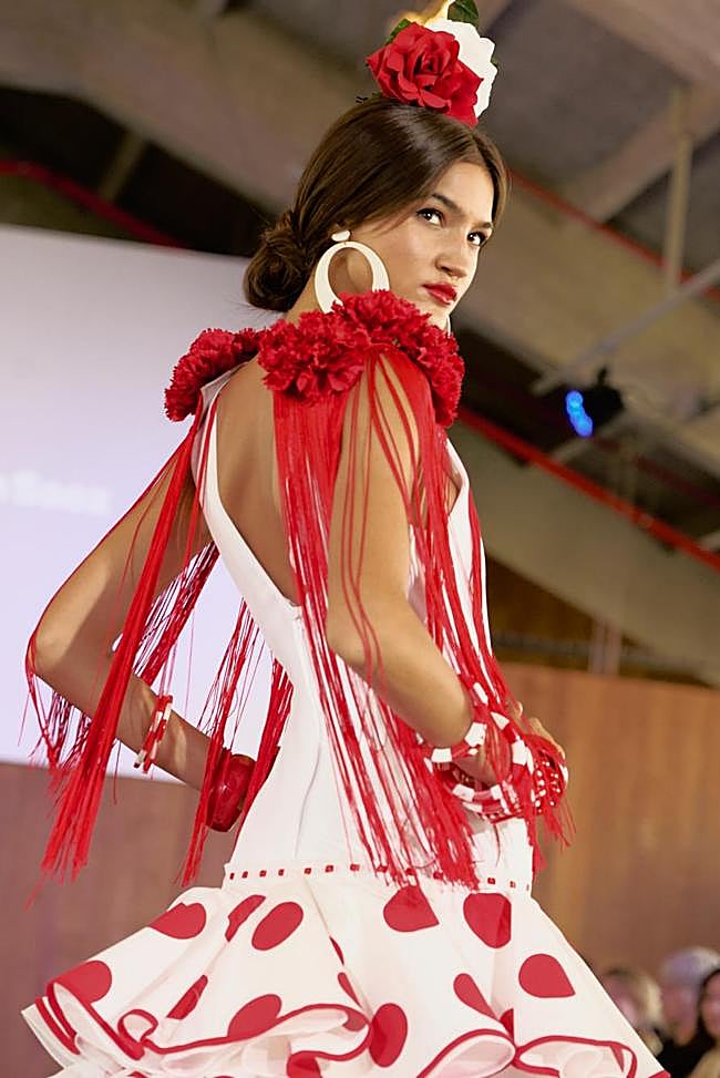 Algunos de los looks en los que hemos podido descubrir la evolución del traje de flamenca en «El traje de flamenca: vestir la identidad», la presentación de SIMOF en Madrid es Moda.