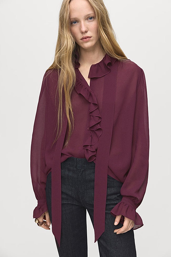 Blusa con volantes de Mango (29,99 euros)
