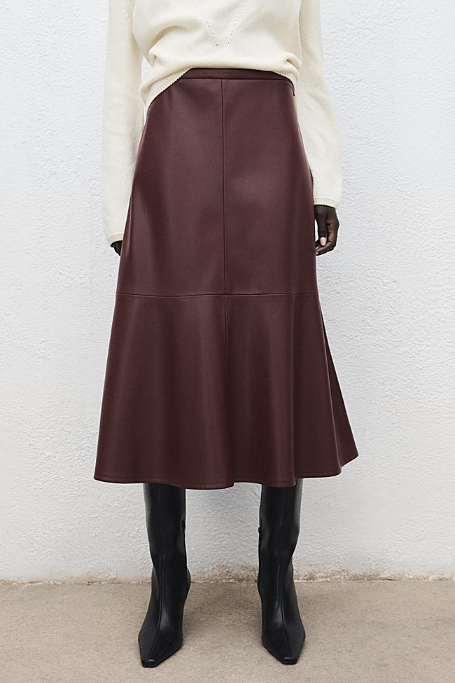 Falda midi efecto piel de Mango (39,99 euros)