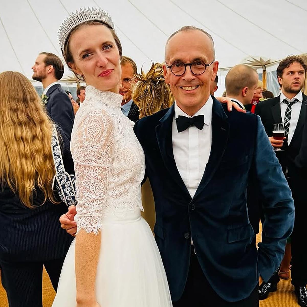 Kate Morgan posa con un amigo el día de su boda.