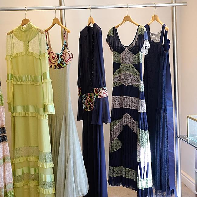 Diseños de la nueva colección de Teresa Helbig en su atelier.