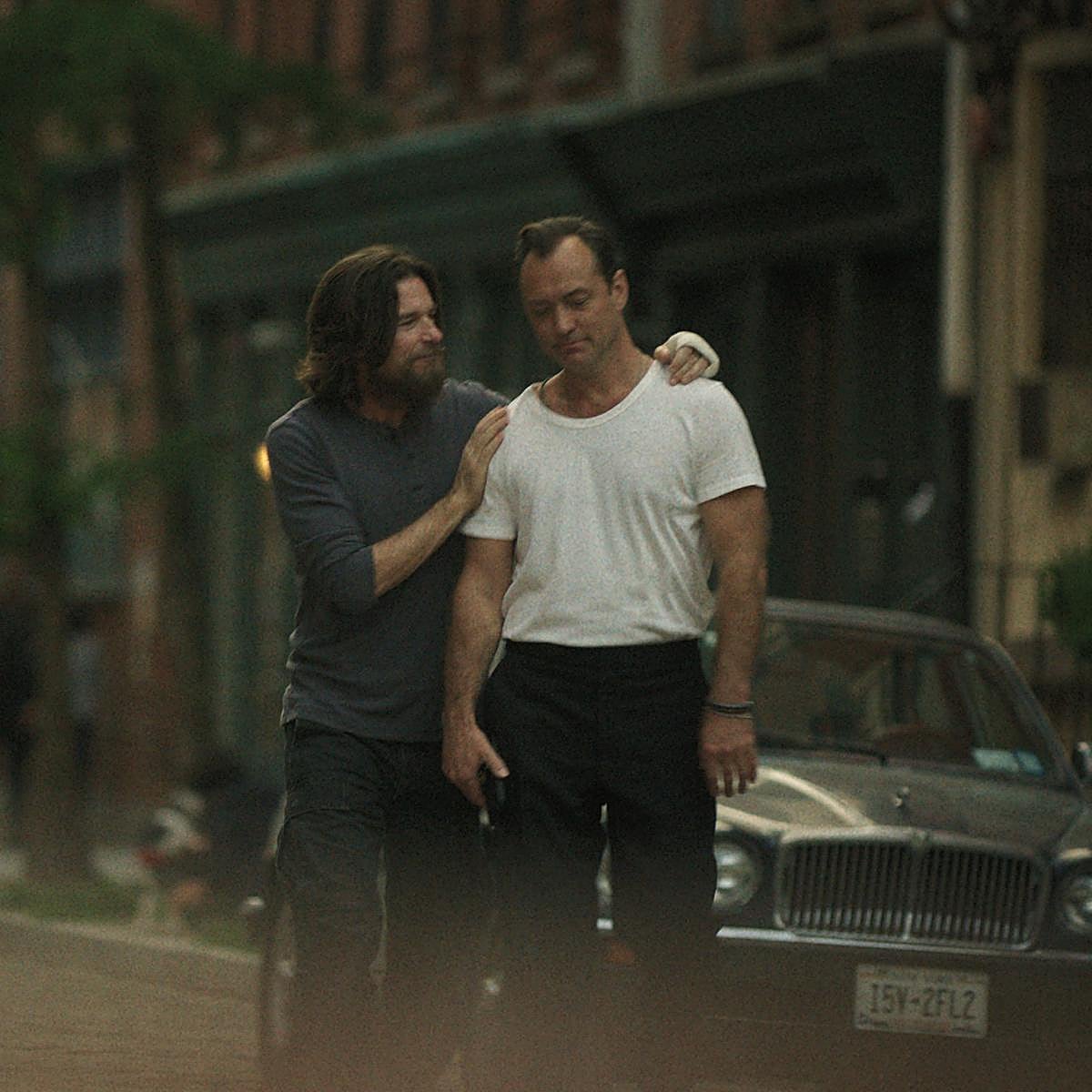 Jason Bateman y Jude Law en una imagen de la miniserie de Netflix, Black Rabbit.